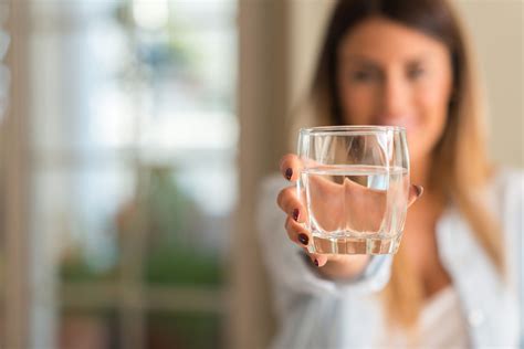 朝水|朝一番に水を飲むべき？医師によると、水には6つの健康上の利。